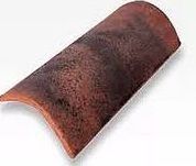 Un primer plano de una teja sobre una superficie blanca.