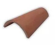 Un primer plano de una teja roja sobre un fondo blanco.