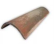 Un primer plano de una teja sobre un fondo blanco.