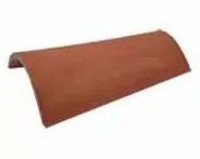 Un primer plano de una teja roja sobre un fondo blanco.