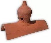 Un jarrón de barro está colocado encima de una teja.