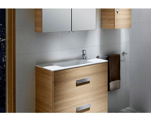 Un baño con lavabo, armarios y espejo.