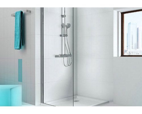 Un baño con cabina de ducha y ventana.