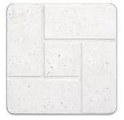 Un primer plano de un azulejo blanco sobre un fondo blanco.