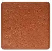 Un primer plano de un azulejo cuadrado marrón sobre un fondo blanco.