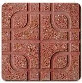Un primer plano de un azulejo rojo sobre un fondo blanco.
