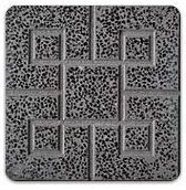 Un primer plano de un azulejo gris con cuadrados sobre un fondo blanco.