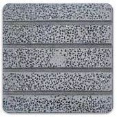 Un primer plano de un azulejo gris con un patrón en él.