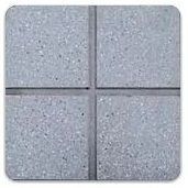 Un primer plano de un azulejo gris sobre un fondo blanco.