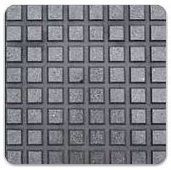 Un primer plano de una alfombra de goma con cuadrados encima.