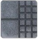 Un primer plano de un azulejo negro con cuadrados.