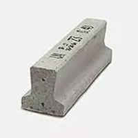Un primer plano de una viga de hormigón sobre un fondo blanco.