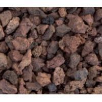 Un primer plano de una pila de rocas sobre un fondo blanco.