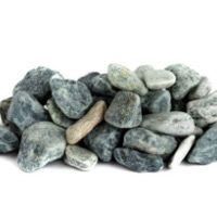 Un montón de rocas sobre un fondo blanco.