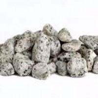 Un montón de rocas sobre un fondo blanco.