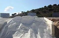 Un montón de rocas blancas se encuentra al costado de una carretera.