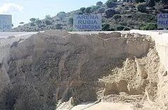 Una gran pila de arena se encuentra en la cima de una colina.