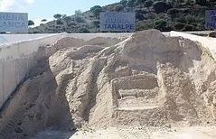 Un montón de arena con una escalera tallada en él.
