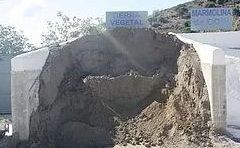 Un montón de tierra se encuentra encima de un bloque de hormigón.
