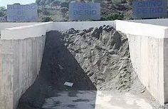 Un montón de tierra se encuentra encima de un muro de hormigón.
