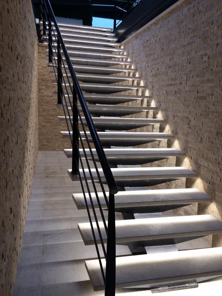 Escalier avec rampe en métal