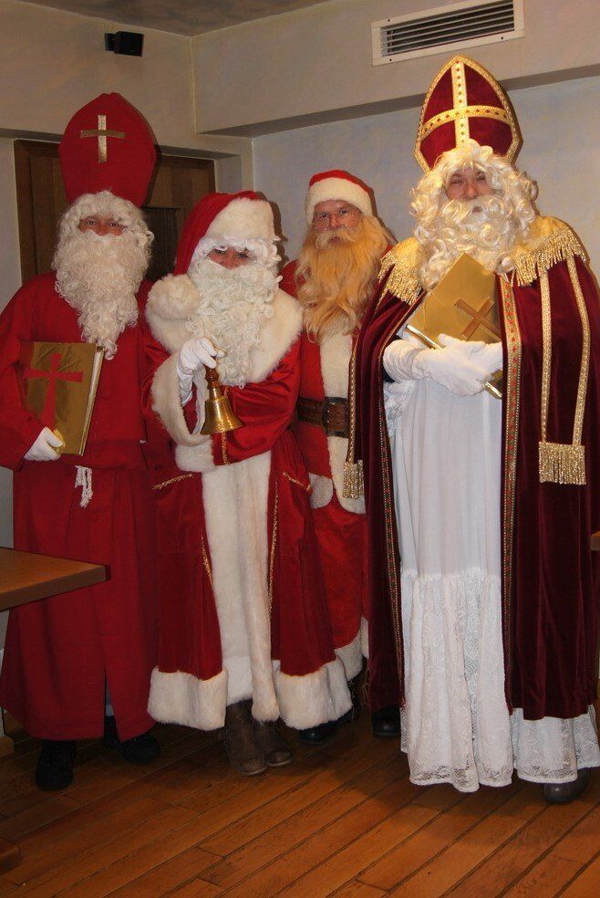 Weihnachtsmänner mit langen weißen Bärten