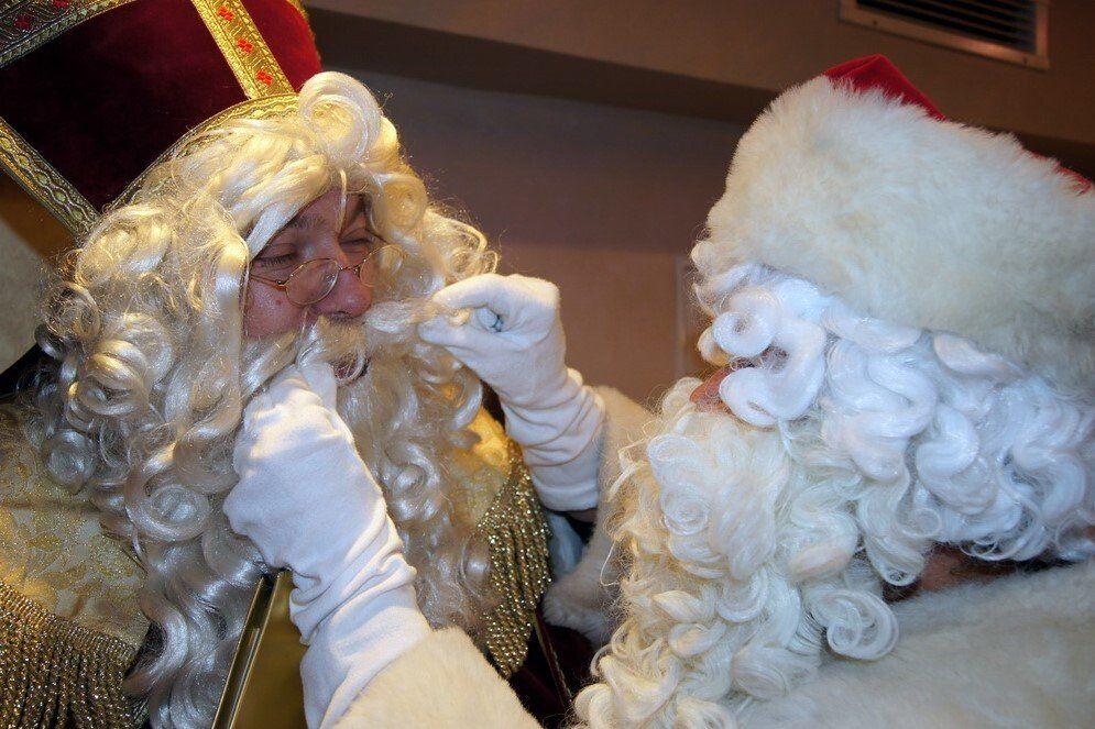 Weihnachtsmann richtet Weihnachtsmannbart