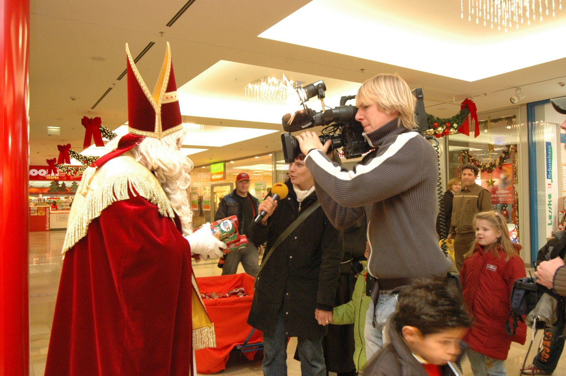 Kamerateam filmt einen Nikolaus Auftritt