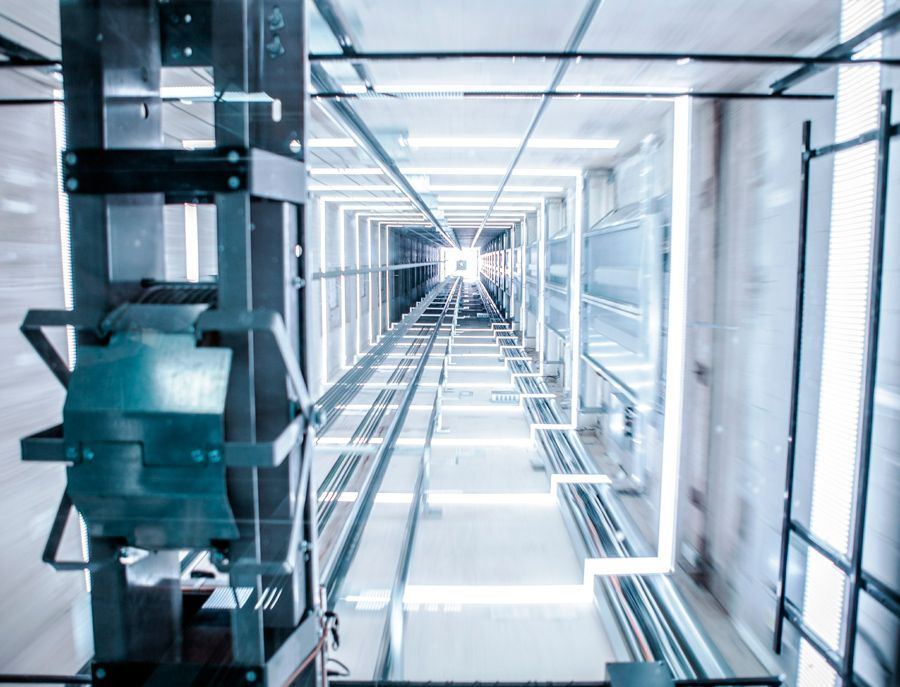 Una vista de un ascensor subiendo y bajando en un edificio.