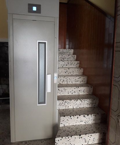 Hay un ascensor al lado de unas escaleras.