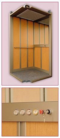 Una imagen de un ascensor con paneles de madera y una imagen del interior del ascensor.