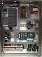 Un panel de control con muchos componentes electrónicos.