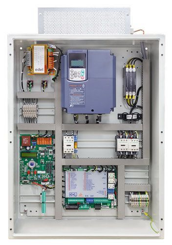El interior de un panel de control de un ascensor con una pantalla de visualización.