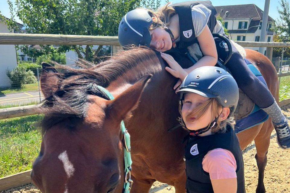 zwei Mädchen mit Pony