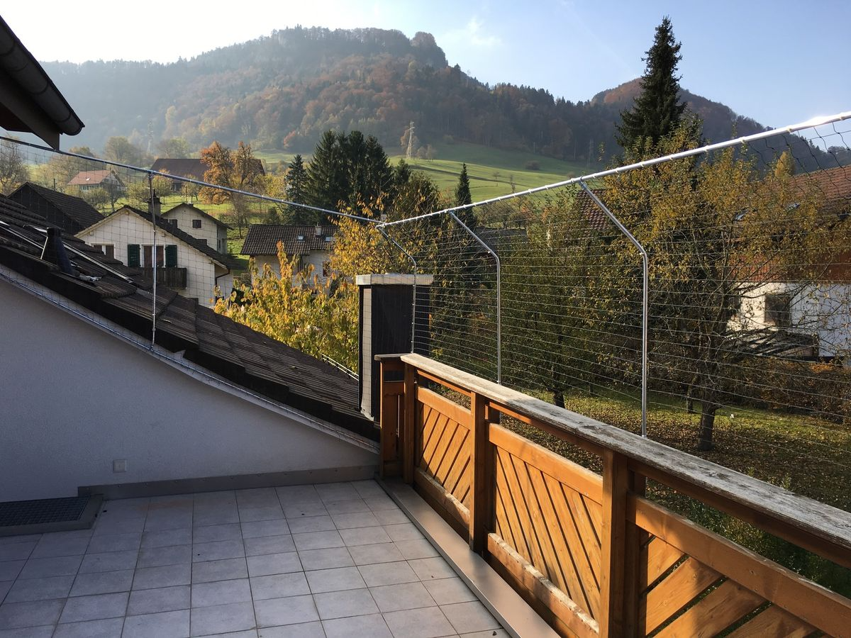 Katzennetz auf einem Balkon. Foto von der Stöckli Katzenschutz GmbH