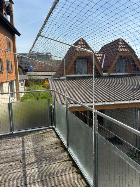 Katzennetz auf einem Balkon. Foto von der Stöckli Katzenschutz GmbH