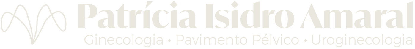 Logotipo de Patrícia Isidro Amaral. Texto claro sobre fundo branco. Abaixo do nome, palavras menores.