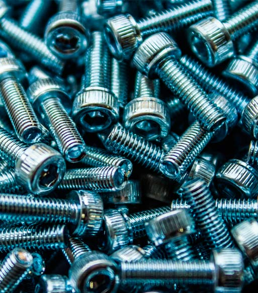 Un primer plano de una pila de tornillos y pernos.