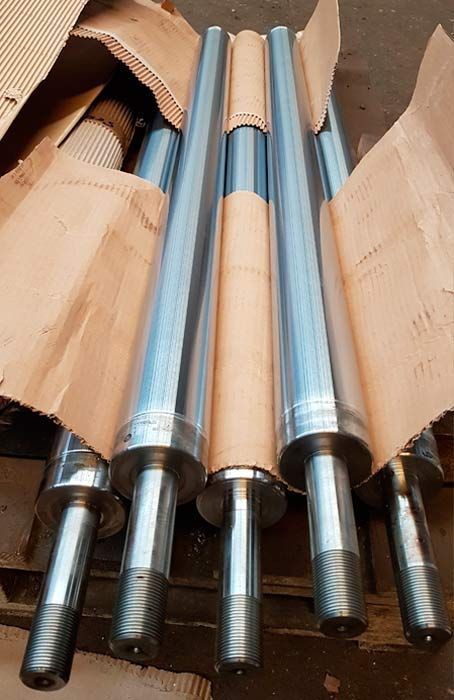 Un montón de varillas de metal se apilan una encima de otra en una caja.