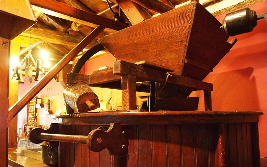 Una máquina de madera está colocada encima de una mesa de madera.