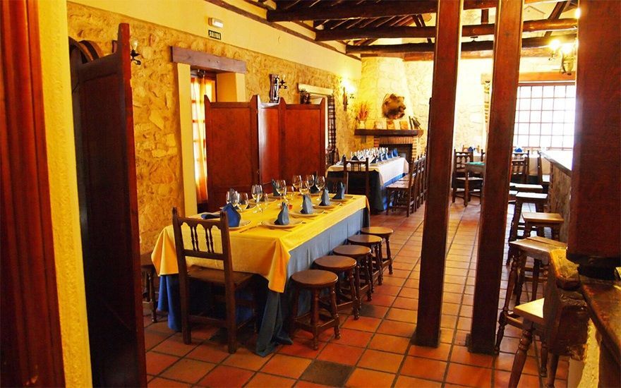 Un comedor con una mesa larga y sillas.