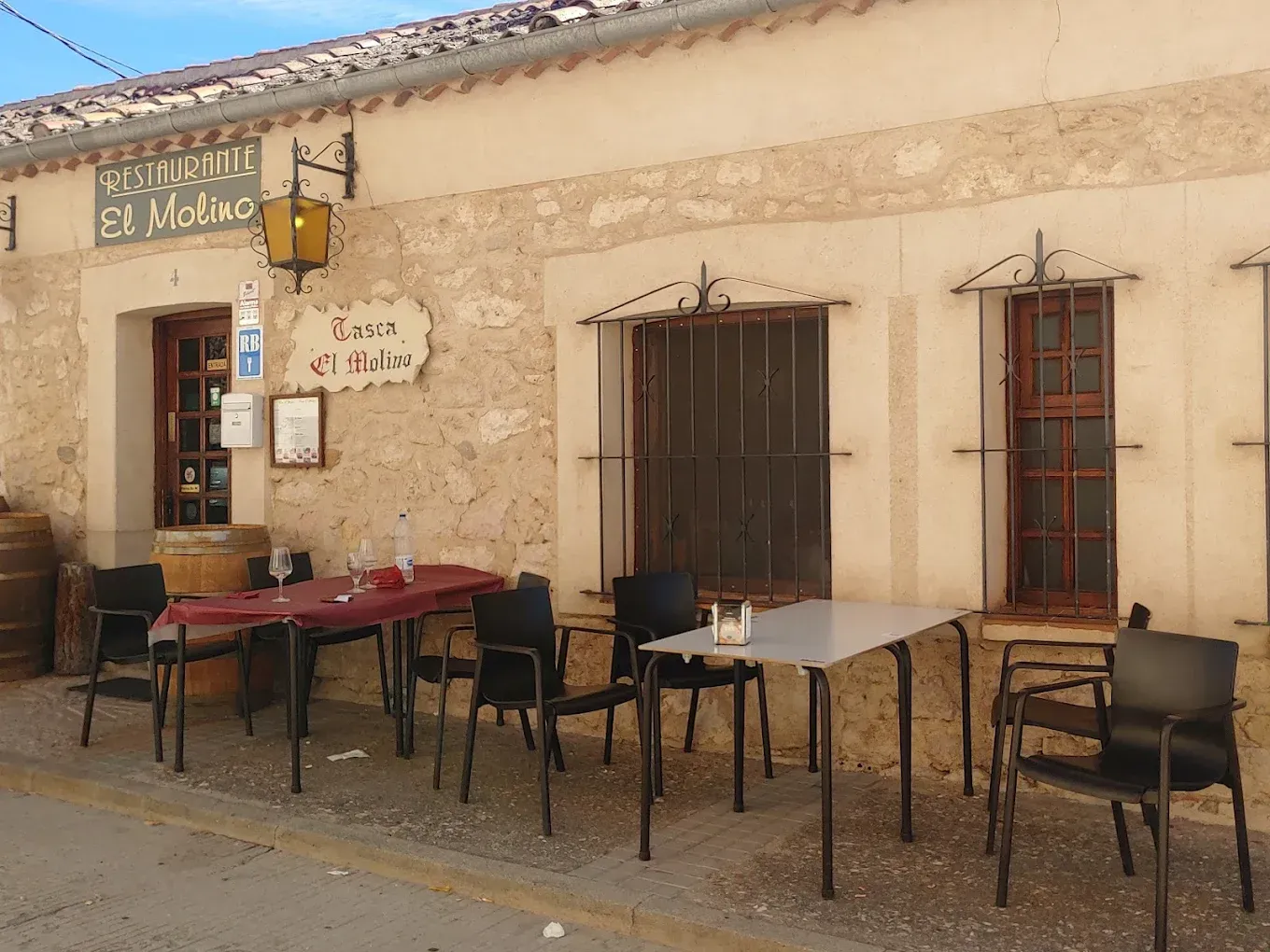Un restaurante llamado el molino tiene mesas y sillas al aire libre.