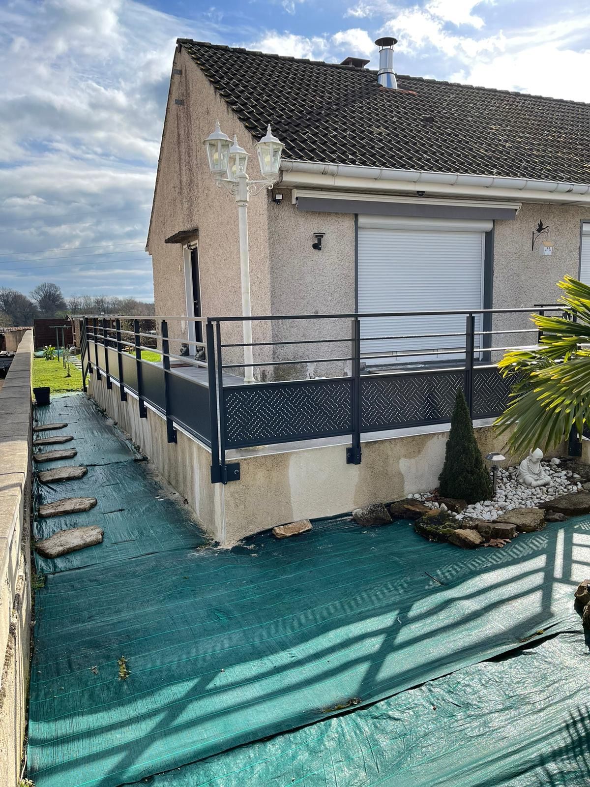 Vue sur l'angle de la terrasse surélevée
