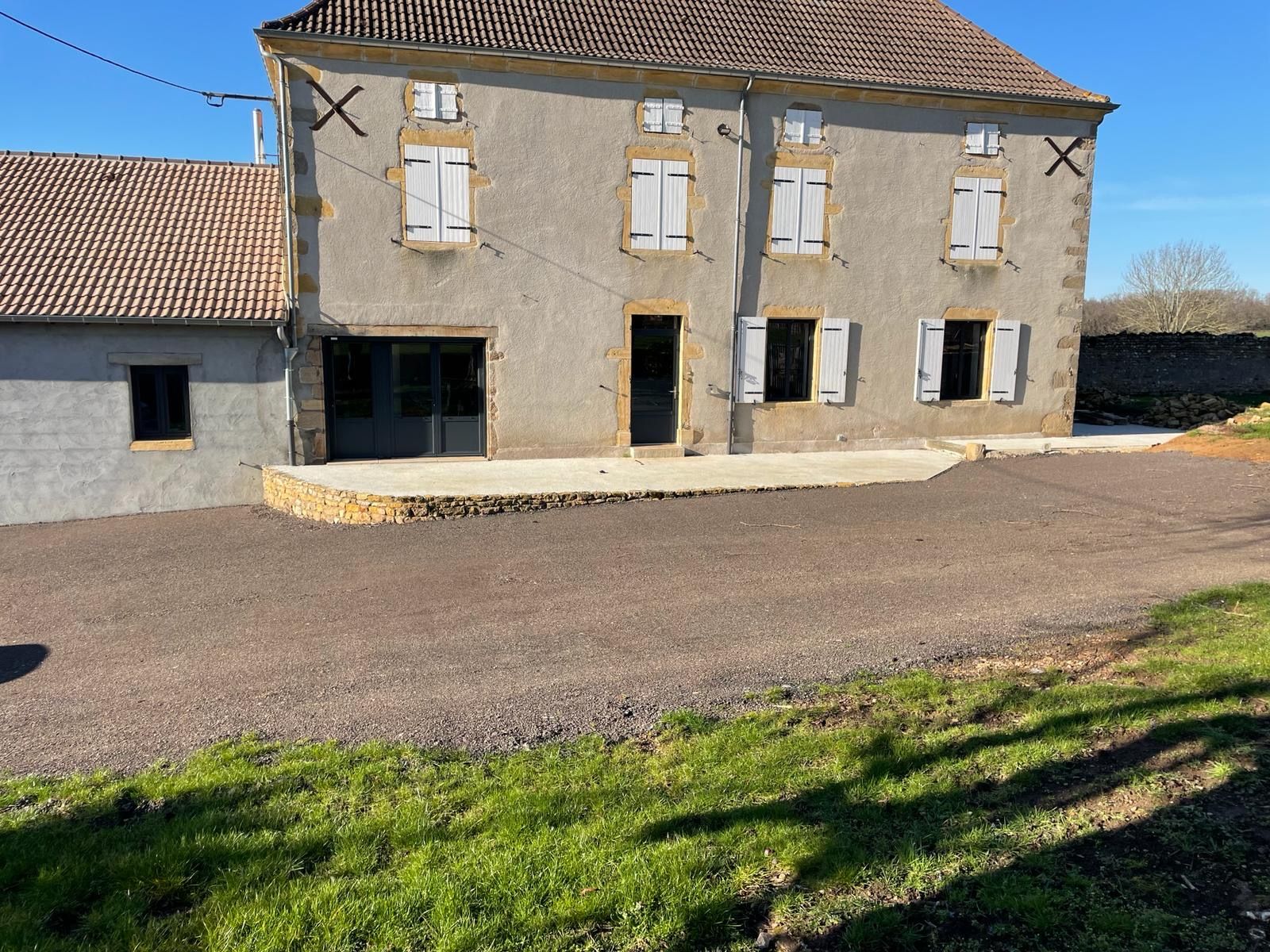 Façade d'une maison avec des volets battants blancs