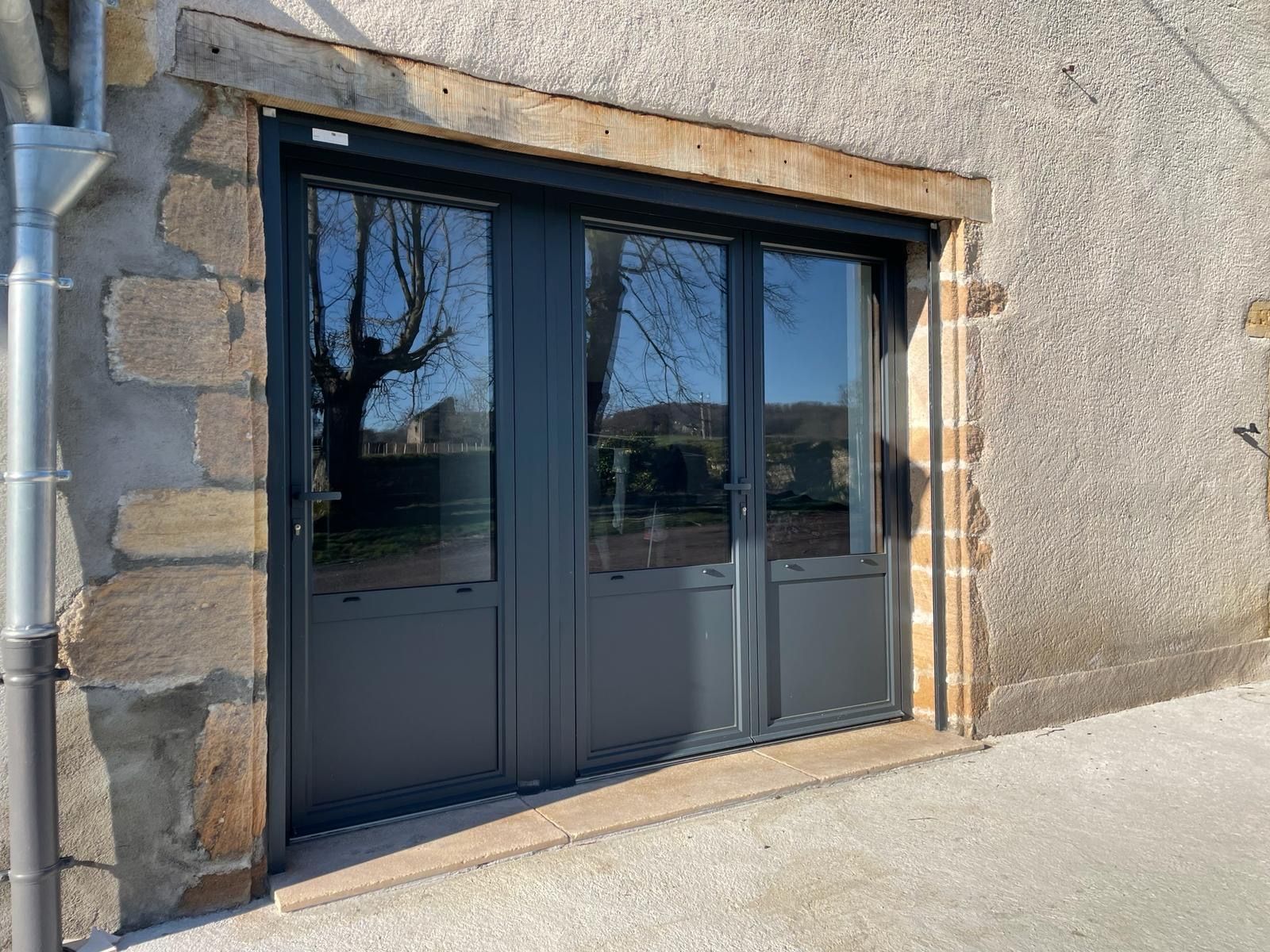 Porte-fenêtre en PVC gris foncé