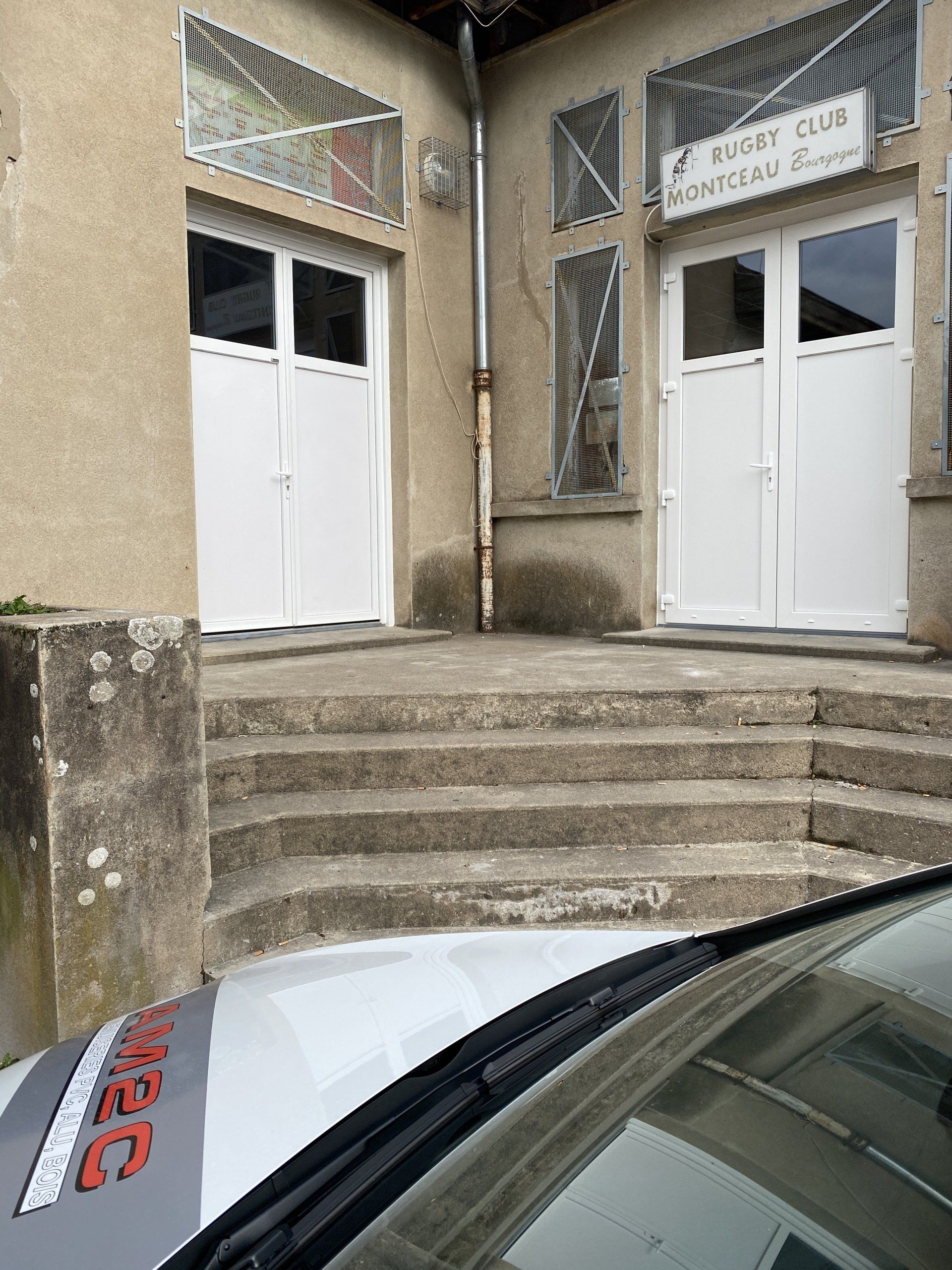 Angle de bâtiment avec deux portes blanches