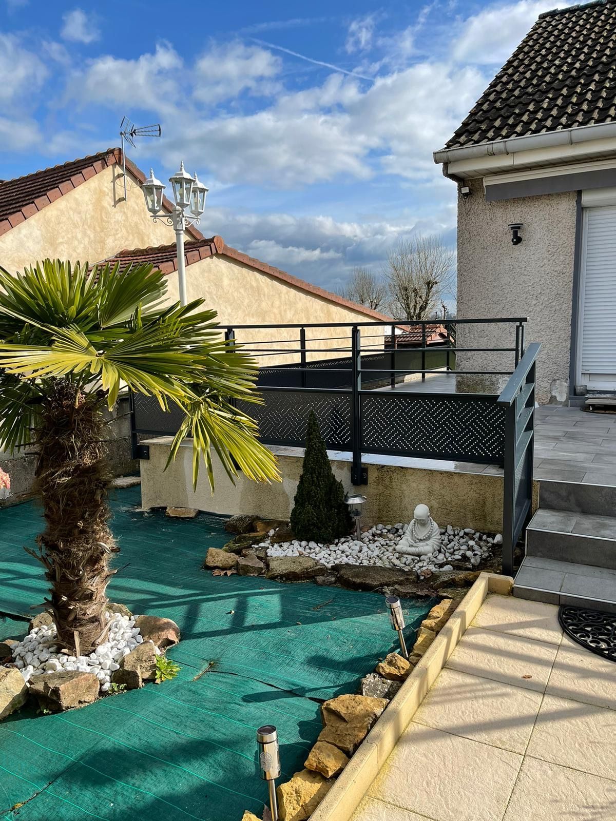 Vue sur la terrasse surélevée d'une maison