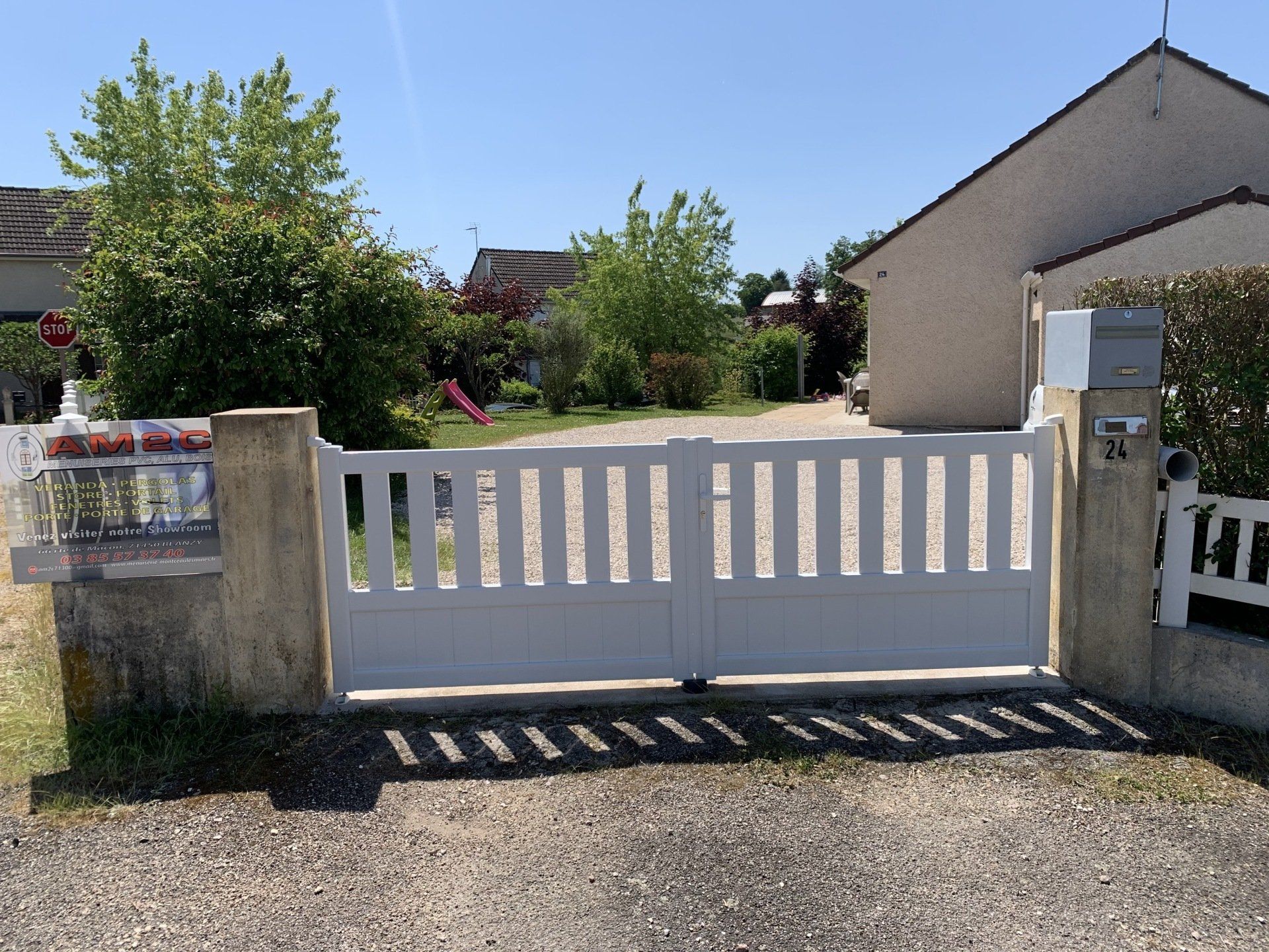 Portail blanc en PVC