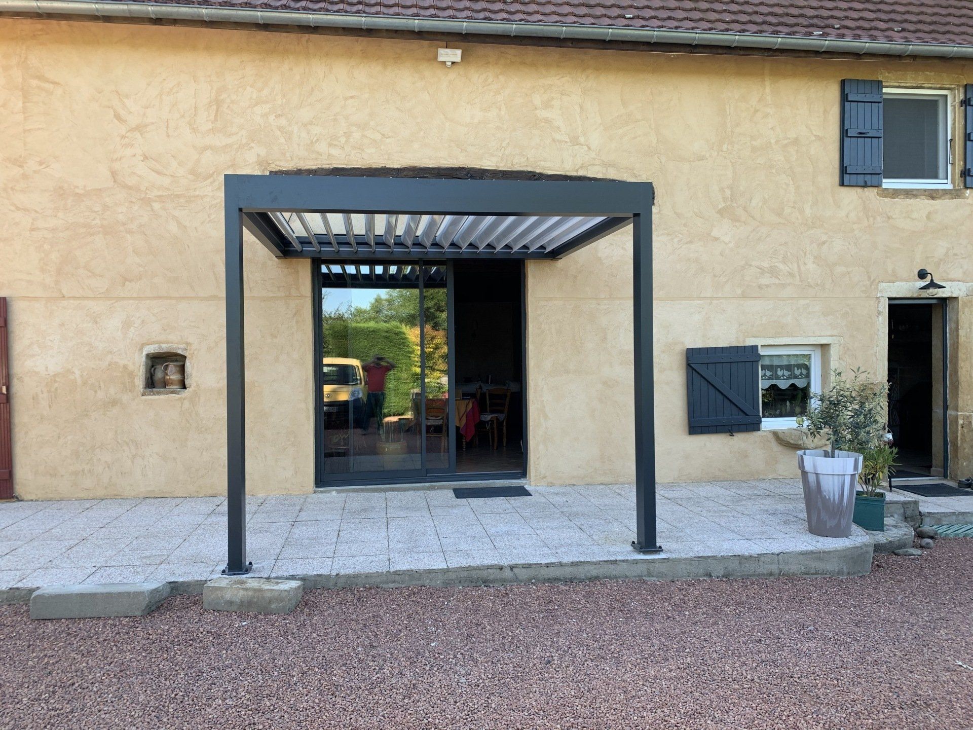 Pergola au-dessus d'une porte d'entrée