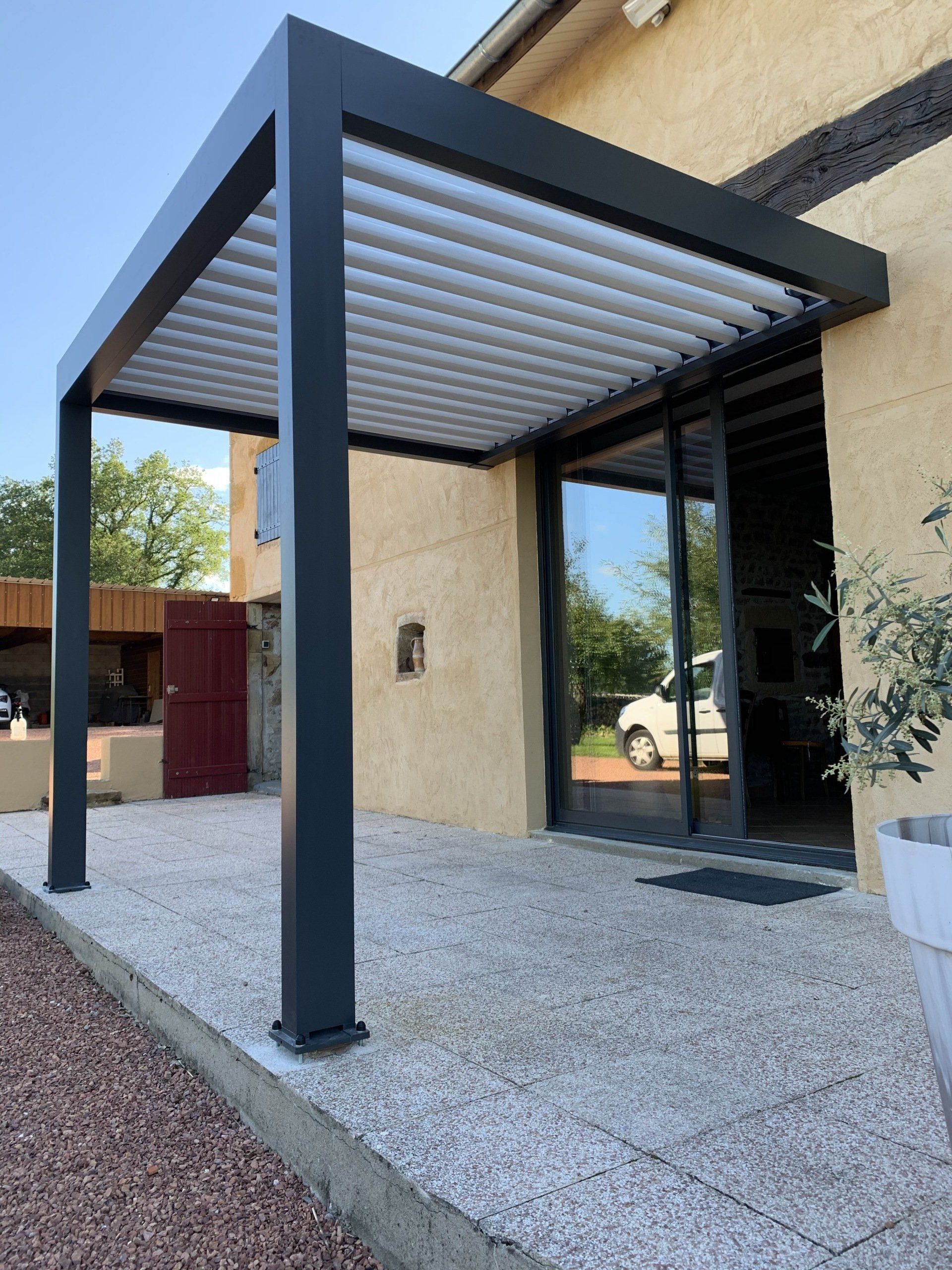 Vue de côté sur une pergola extérieure